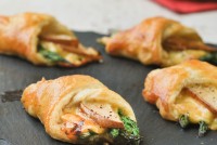 Hojaldre con espárragos y pera