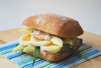 Sandwich de atún, huevo y endibias al estragón