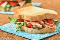 Sandwich de salmón con pesto de aguacate